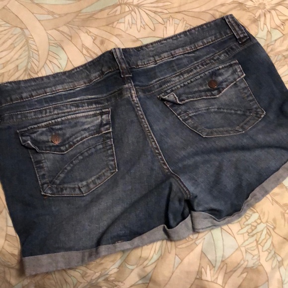 Decree light wash jean shorts - Picture 2 of 3